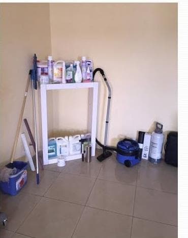 Le stock d'IKnett : produits d'entretien, balais et aspirateur.